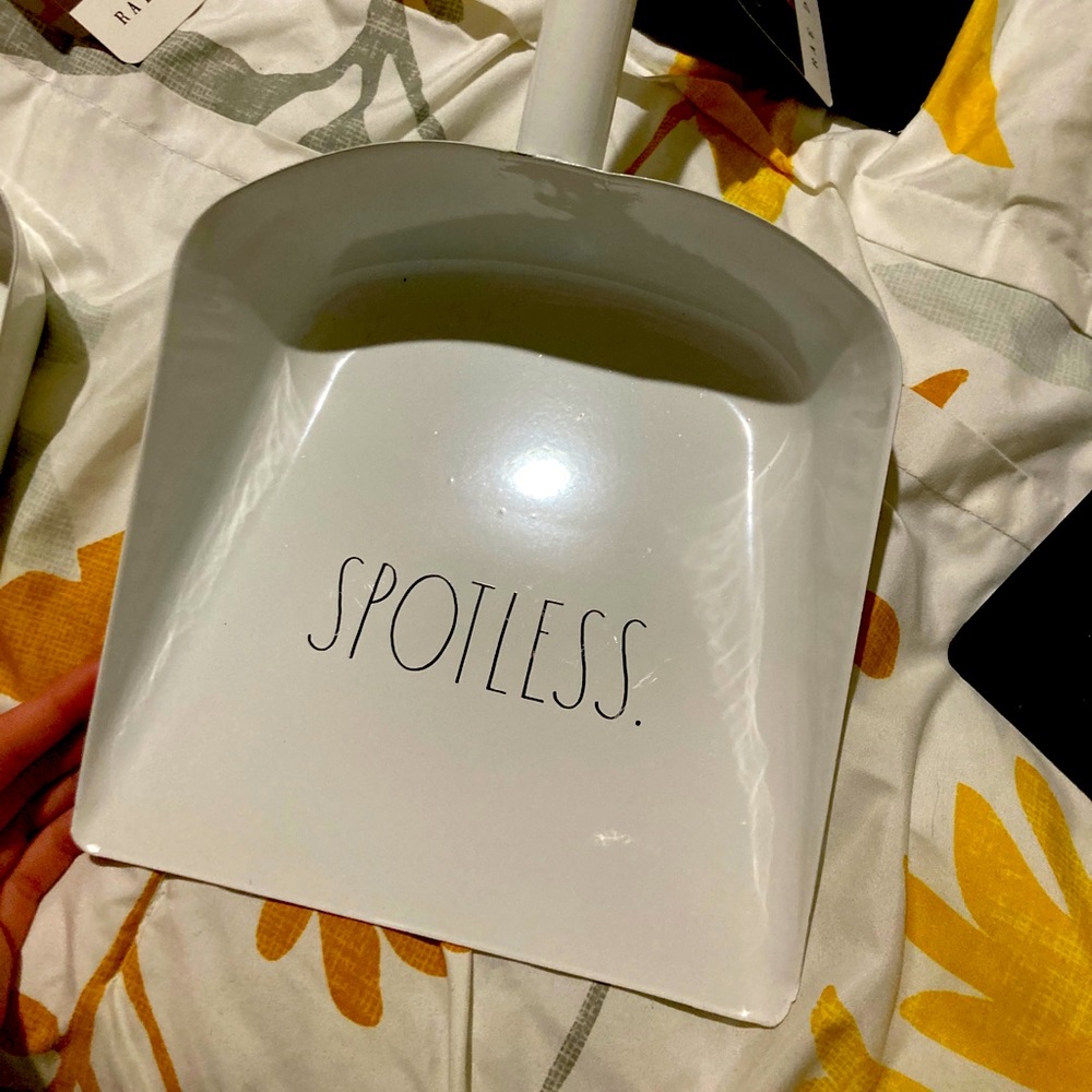 Rae dunn spotless dust pan
